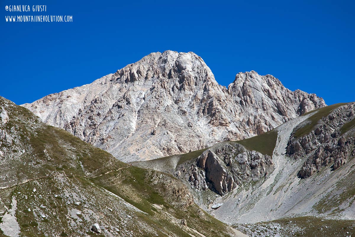 Mi piacerebbe molto scalare il Gran Sasso ma non so se sono all’altezza. Tutte le informazioni e i sentieri per farlo. Mi piacerebbe molto scalare il Gran Sasso ma non so se sono all’altezza. Tutte le informazioni e i sentieri per farlo.