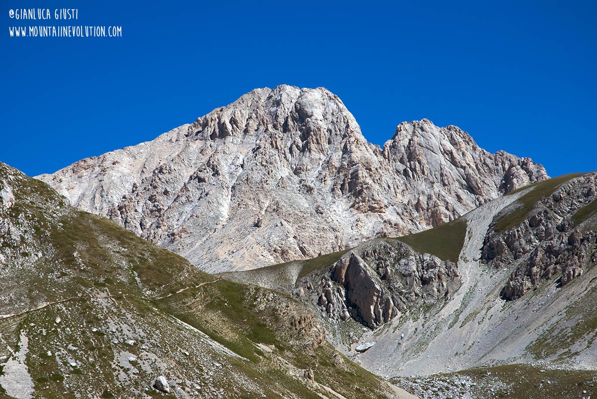 Mi piacerebbe molto scalare il Gran Sasso ma non so se sono all’altezza. Tutte le informazioni e i sentieri per farlo.