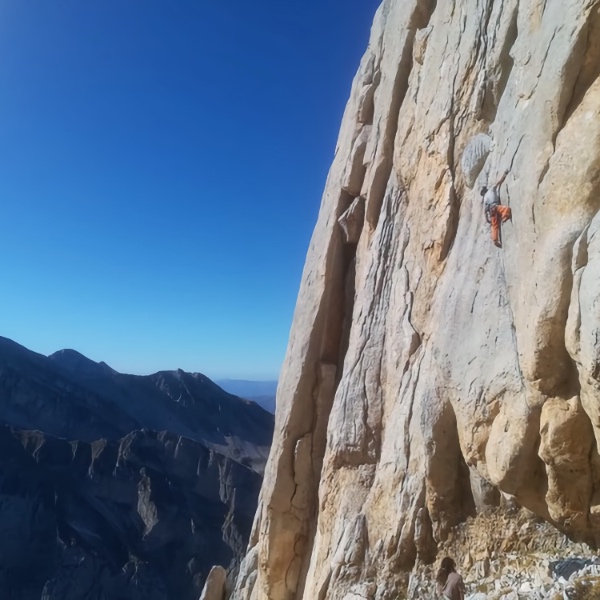 Trad climbing, un corso per imparare tecniche di arrampicata su fessure e diedri e tecniche di protezione con protezioni mobili, il modo più rispettoso di relazionarsi con la roccia