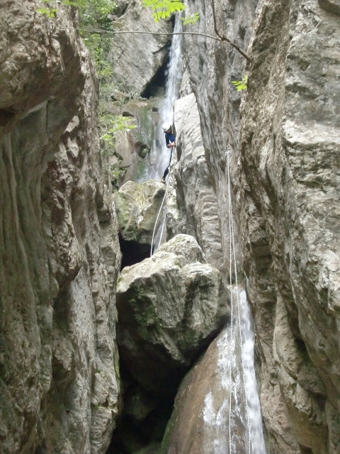 Flavia e Giacomo che insieme alla loro famiglie hanno percorso con noi la loro prima forra a rocca gelli in Val Nerina.