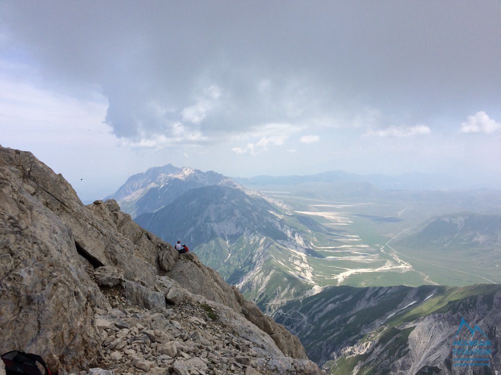 Corso di Alpinismo su Roccia - In sosta durante la salita allo spigolo SSE del Corno Grande. foto scattata dalla via dello Sperone Centrale.