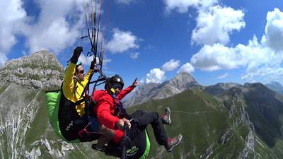 Parapendio, L'emozione del primo volo per Paola & Co