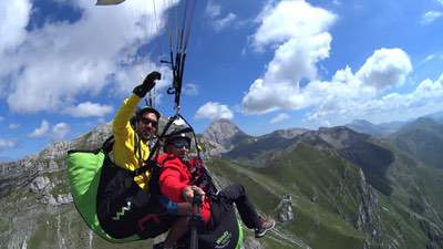 Parapendio, L'emozione del primo volo per Paola & Co