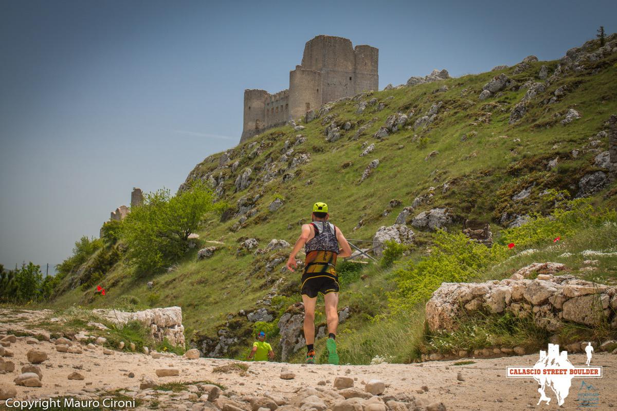 Il passaggio del trail sotto al Castello di Calascio