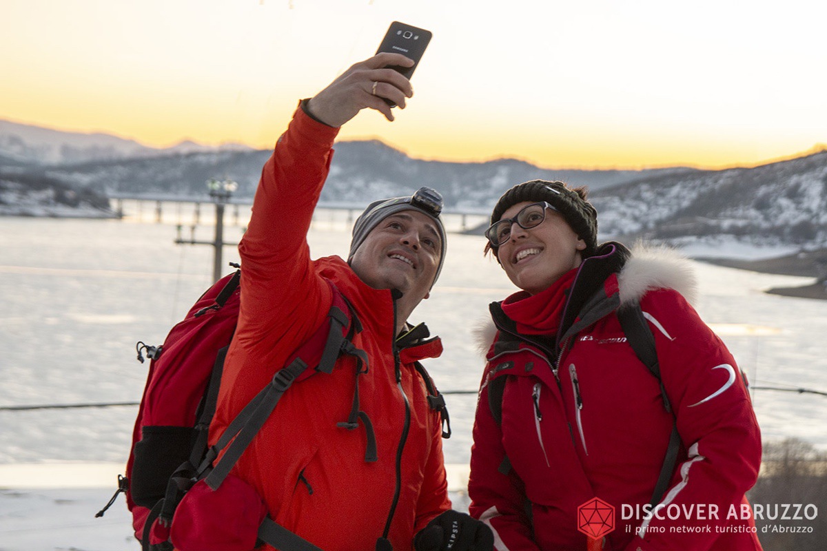 Ciaspe'n folk il successo della seconda uscita prevista a Campotosto. In 110 con ciaspole ad ammirare il tramonto sul lago