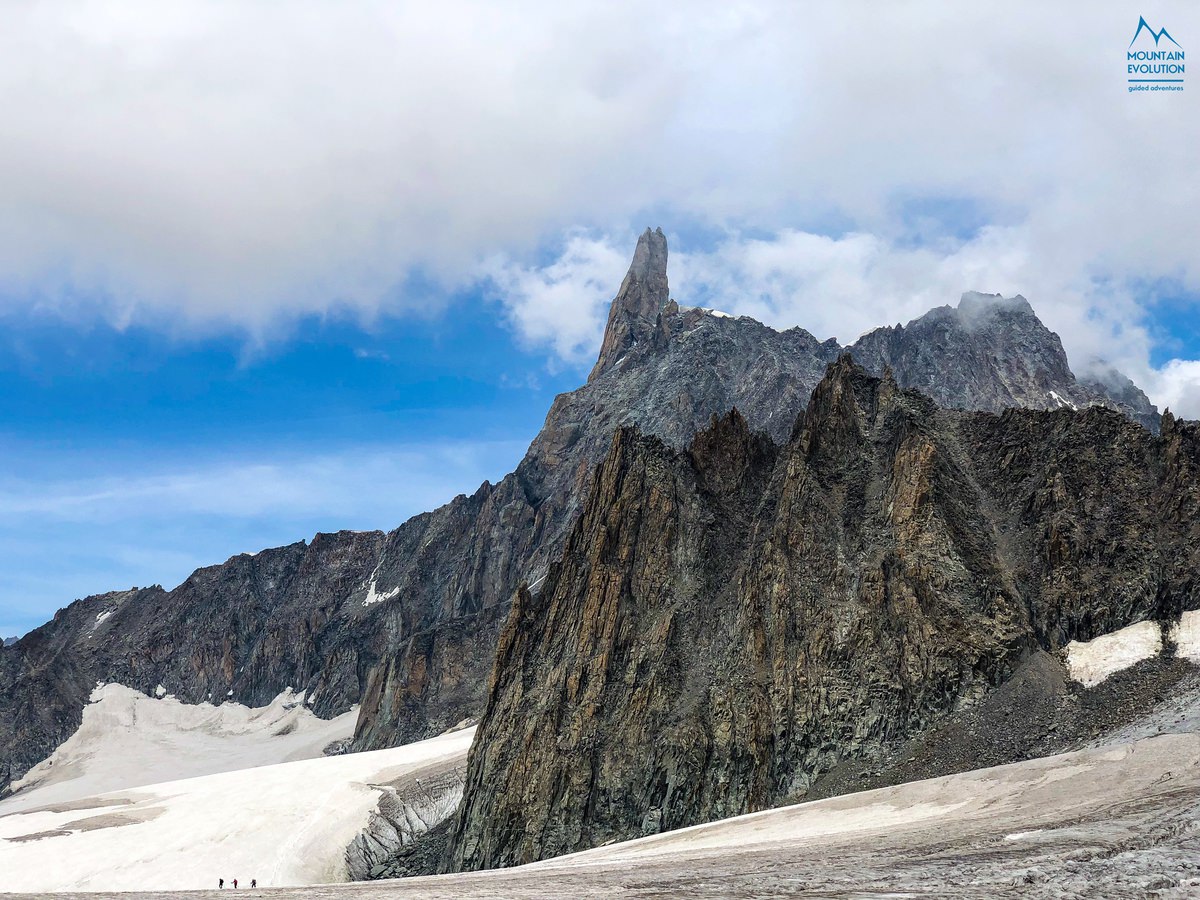 Classica salita al Dente del Gigante 4.014 metri sul Massiccio del Monte Bianco in un ambiente magico.