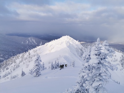 Sci alpinismo in Siberia in una valle magica