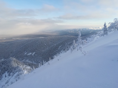 Sci alpinismo in Siberia in una valle magica