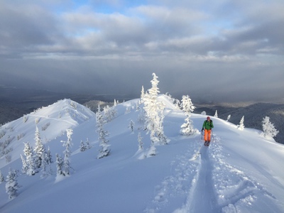 Sci alpinismo in Siberia in una valle magica