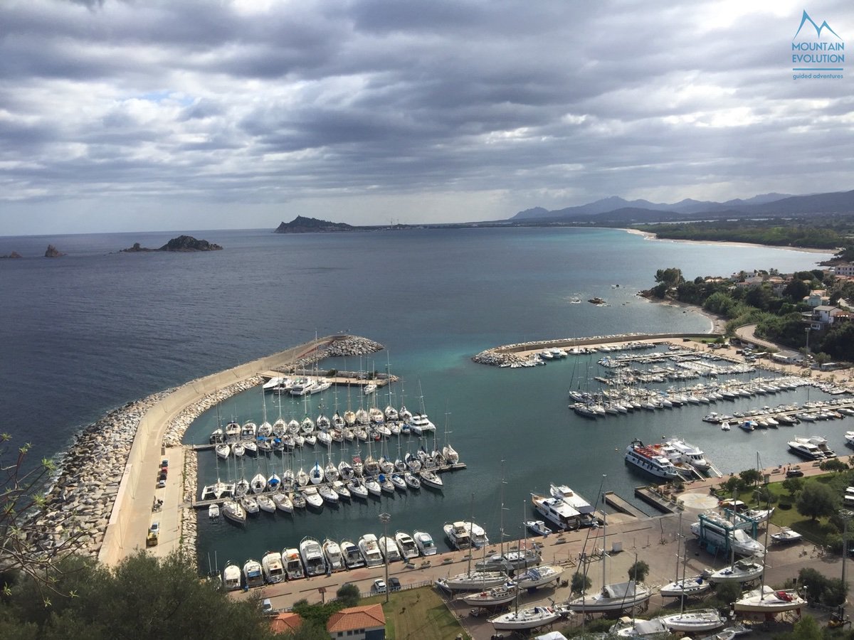 Magnifica esperienza di una settimana tra le spiagge e le scogliere montuose della Sardegna.