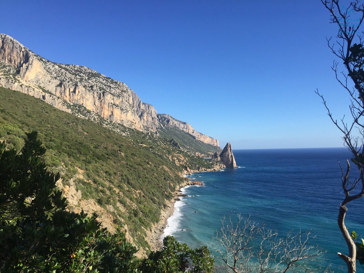 Magnifica esperienza di una settimana tra le spiagge e le scogliere montuose della Sardegna.