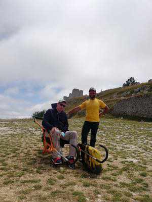 Con Lorenzo e la Joelette alla Rocca di Calascio