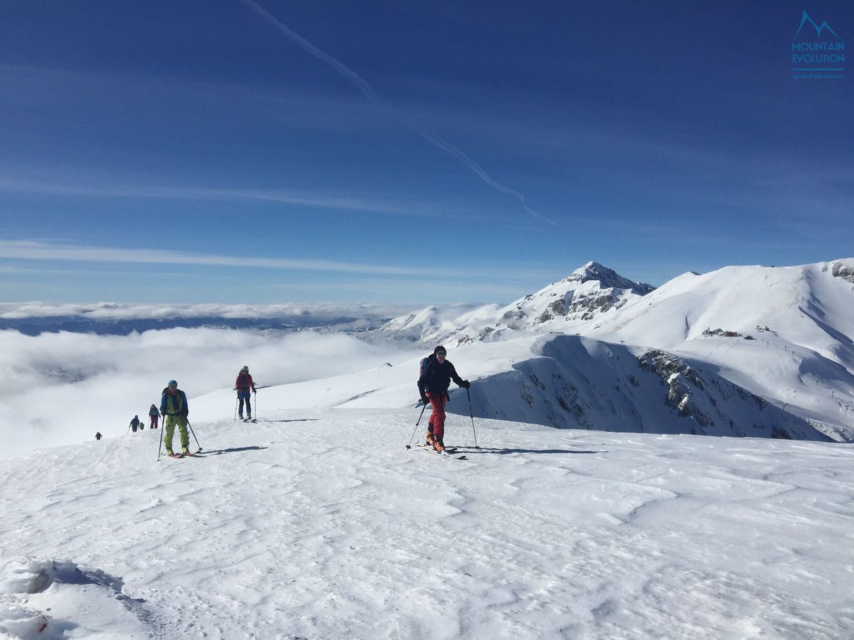 Gran Sasso, Majella, Sirente, Velino, Monti della Laga, Sibillini. Sono solo alcune delle vette possibili in centro Italia.