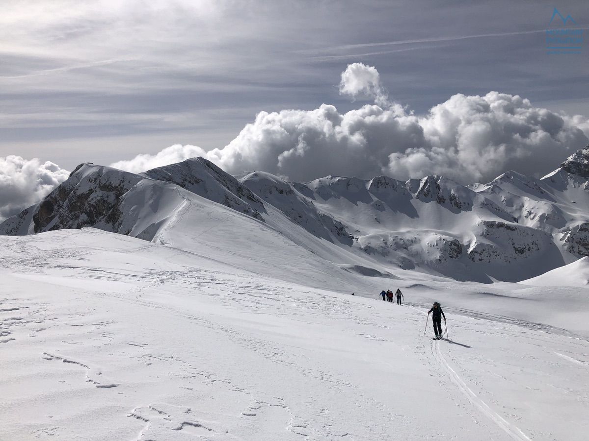 Un viaggio dalla Francia per sciare in Abruzzo, tra Maiella, Gran Sasso e una stagione invernale quasi senza neve.
