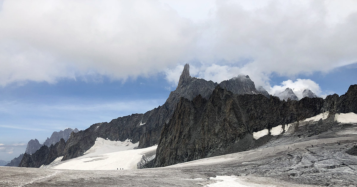 L'inconfondibile profilo del Dente del Gigante visto dal Rifugio Torino