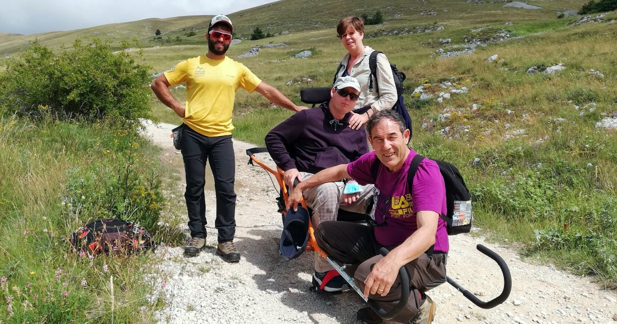 Saliamo alla Rocca di Calascio con Lorenzo, disabile dall'età di 15 anni, per una giornata stupenda in montagna senza barriere.