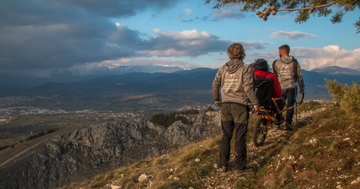 Una montagna accessibile a tutti, con la joelette possiamo accompagnare in sicurezza anche gli amici con disabilità motorie