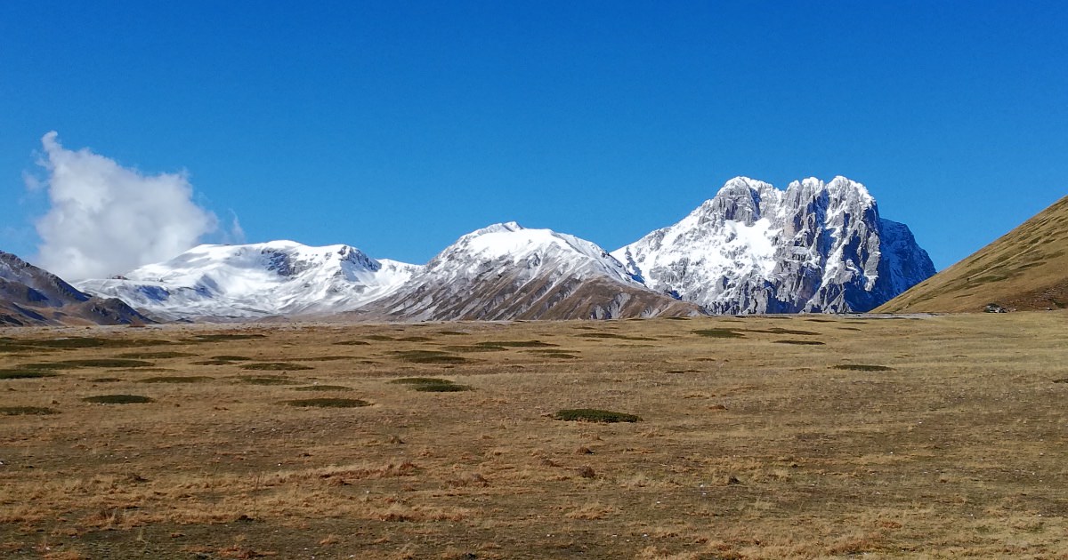 Se sul Gran Sasso a farla da padrone è il calcare ed i suoi ambienti carsici, sui Monti della Laga è l'arenaria a modellare il paesaggio.