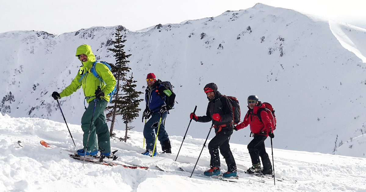 7 giorni di sci alpinismo in una foresta della Siberia piena di neve sempre polverosa e di una qualità unica