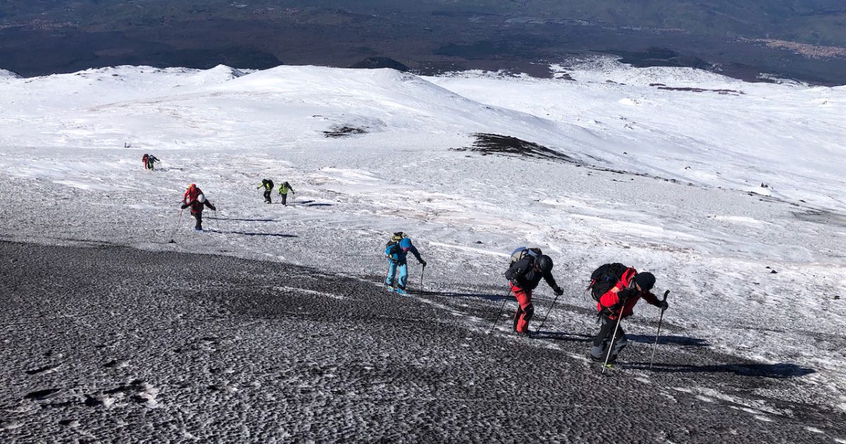 Sci Alpinismo sul Vulcano dell'Etna, con eruzione notturna.