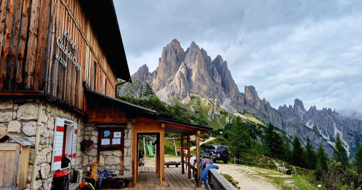 Basta guardare dietro l'angolo. Via Dulfer al Campanile Dulfer nei Cadini di Misurina il racconto di una bella salita dolomitica tra meteo incerto, corda doppia e storia.