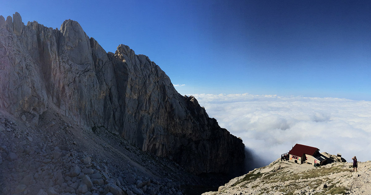 Il Rifugio Franchetti è situato nel Vallone delle Cornacchie, stretto tra il Corno Grande e la magnifica parete est del Corno Piccolo