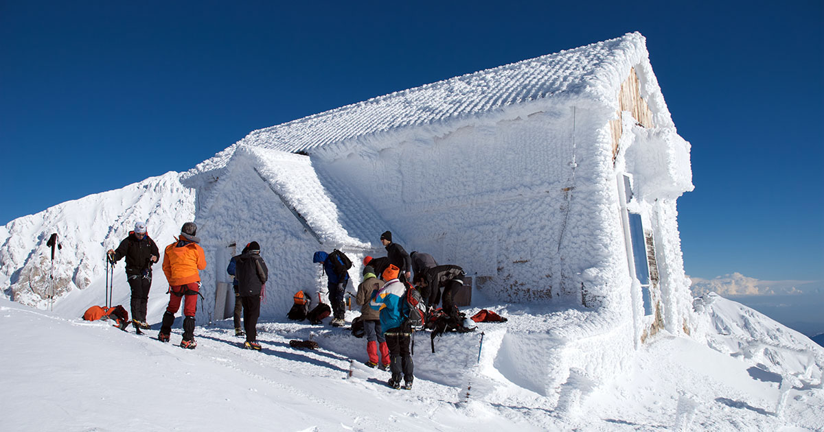 Il Rifugio, di proprietà del C.A.I. di Roma, è situato a 2388 metri sulla Cresta del Monte Portella, nel cuore del Parco Nazionale del Gran Sasso e Monti della Laga