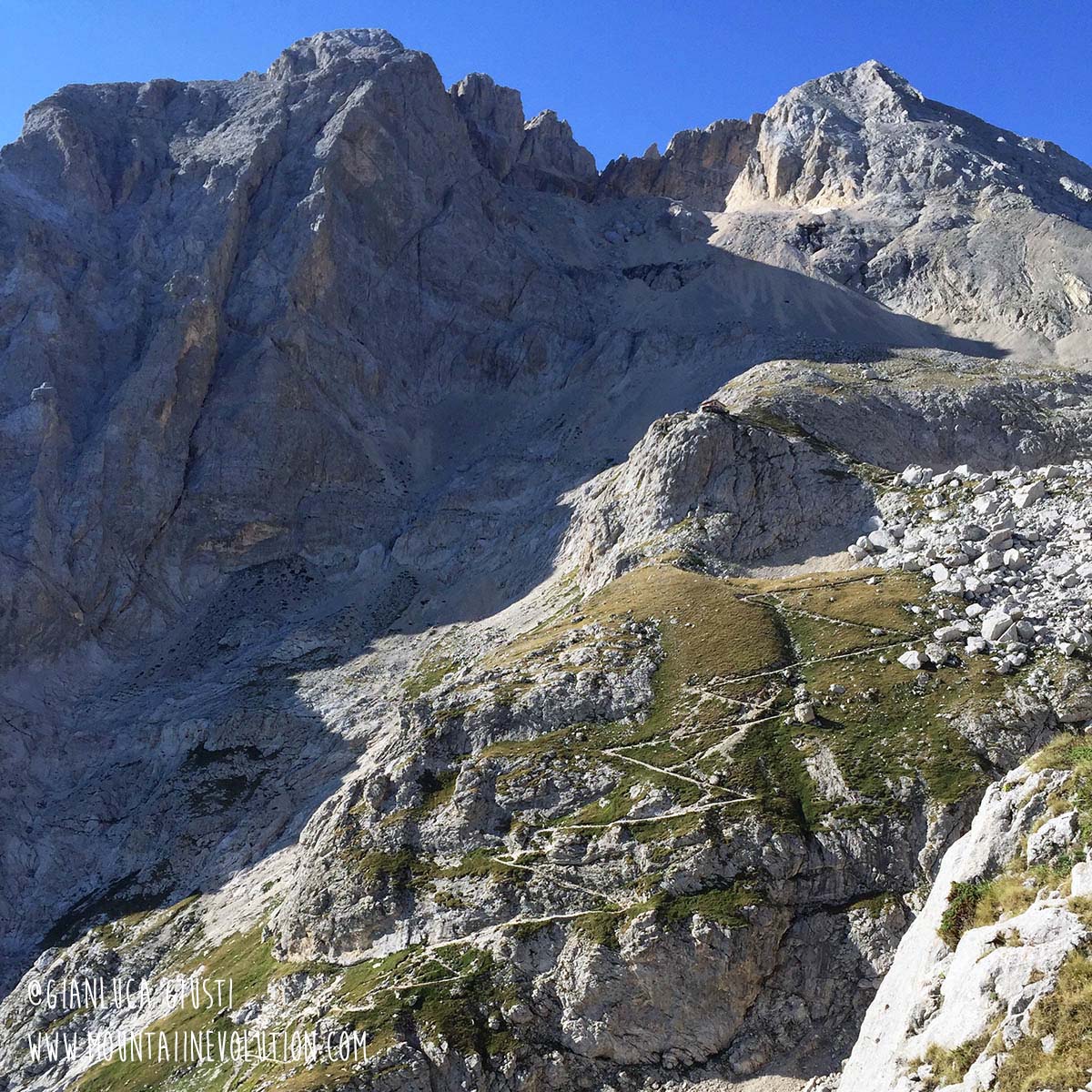 Il Rifugio dalla Via della Cresta Nord al Corno Piccolo