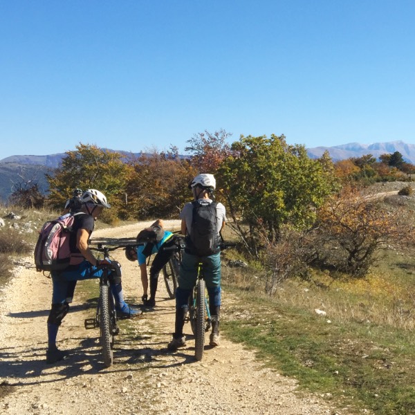 Pedalare tra le faggete e i boschi del Monte Sirente, fino alla piana del Fucino.