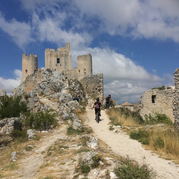 Bike Tour dei Borghi incantati - Abruzzo. Visiteremo Rocca Calascio, Castelvecchio Calvisio e Santo Stefano di Sessanio