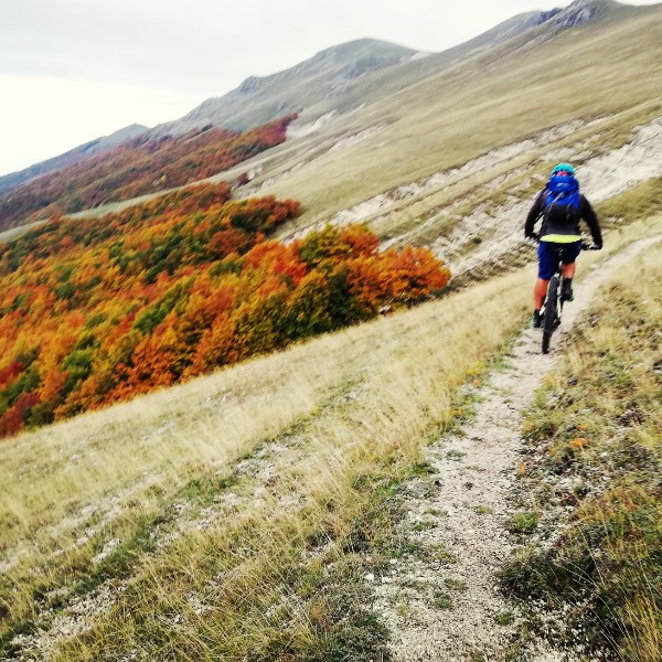 Alle pendici dei selvaggi Monti della Laga, attraversando alcuni fra i centri abitati più elevati dell’Appenino