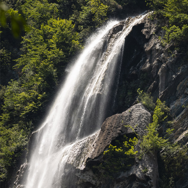 Facile escursione sotto la cascata naturale più alta dell'appennino, la riserva naturale di Zompo Lo Schioppo
